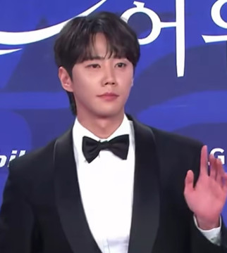 Lee Junyoung salah dengan dan gak sengaja ambil Piala Lee Jun Hyuk.  [Instagram]